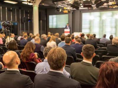 Sala konferencyjna – jak zaprojektować, by wszyscy dobrze słyszeli mówcę? Sala konferencyjna – jak zaprojektować, by wszyscy dobrze słyszeli mówcę?
